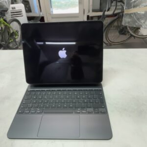 Apple iPad Pro 13 (2024) M5 Spacegrau, 1 TB SSD, Apple M5 Chip, Tandem OLED Display, inklusive Apple Magic Keyboard Hülle | Zustand: Wie Neu | Farbe: schwarz