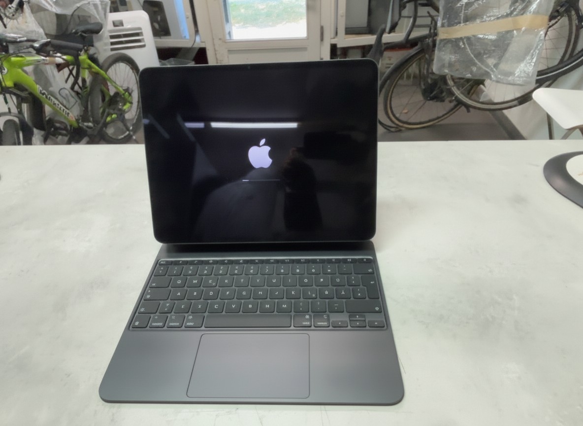Apple iPad Pro 13 (2024) M5 Spacegrau, 1 TB SSD, Apple M5 Chip, Tandem OLED Display, inklusive Apple Magic Keyboard Hülle | Zustand: Wie Neu | Farbe: schwarz