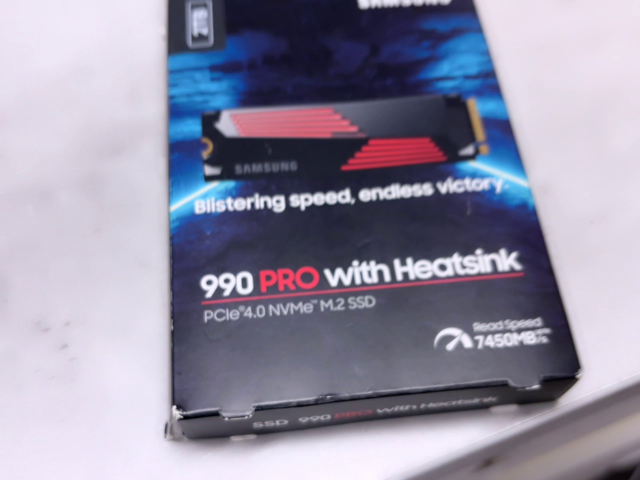 Samsung 990 PRO with Heatsink 2TB Schwarz, PCIe 4.0 NVMe M.2 SSD, 7450 MB | s, mit Kühlkörper, Karton unten leicht beschädigt | Zustand: Sehr Gut