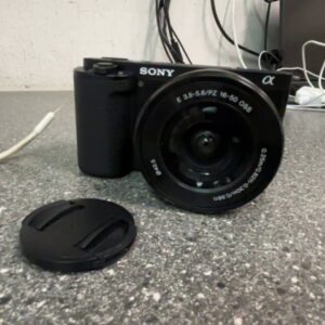 Sony ZV-E10 Schwarz (2021), 24.2MP APS-C Systemkamera, 4K Video, E-Mount, inkl. 16-50mm Objektiv, keine sichtbaren Schäden | Zustand: Sehr Gut