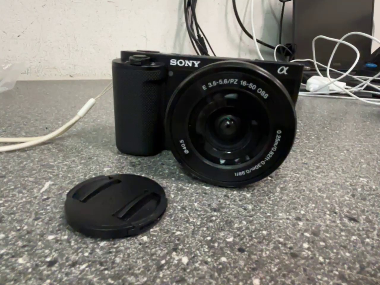 Sony ZV-E10 Schwarz (2021), 24.2MP APS-C Systemkamera, 4K Video, E-Mount, inkl. 16-50mm Objektiv, keine sichtbaren Schäden | Zustand: Sehr Gut