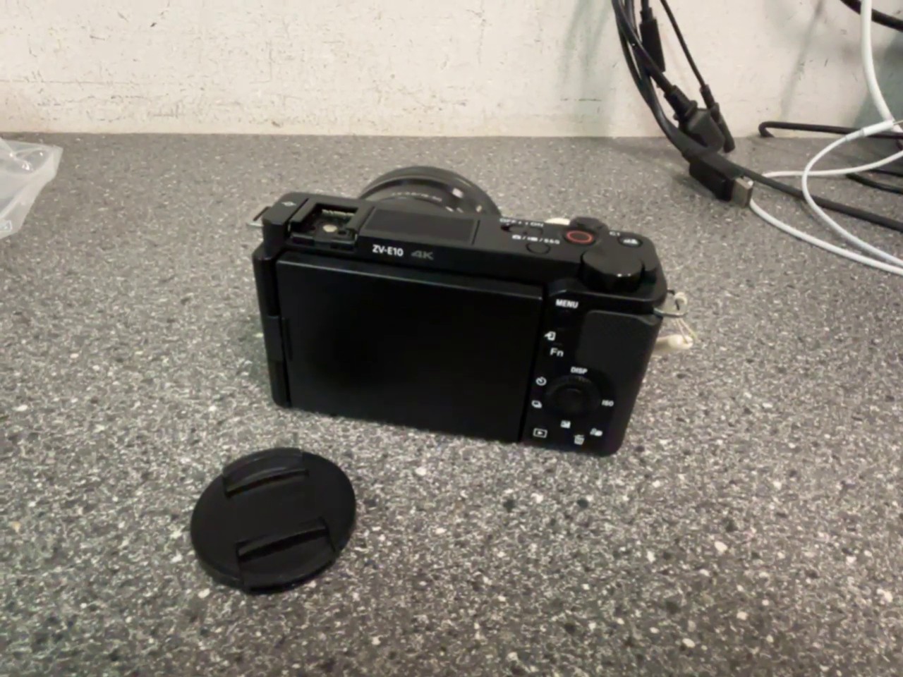 Sony ZV-E10 Schwarz (2021), 24.2MP APS-C Systemkamera, 4K Video, E-Mount, inkl. 16-50mm Objektiv, keine sichtbaren Schäden | Zustand: Sehr Gut – Bild 2