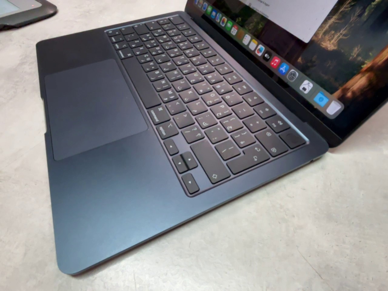 Apple MacBook Air 13 M3 2024 Mitternacht, Apple M3, 16 GB RAM, 512 GB SSD, 26 Zyklen | Zustand: Sehr Gut – Bild 4