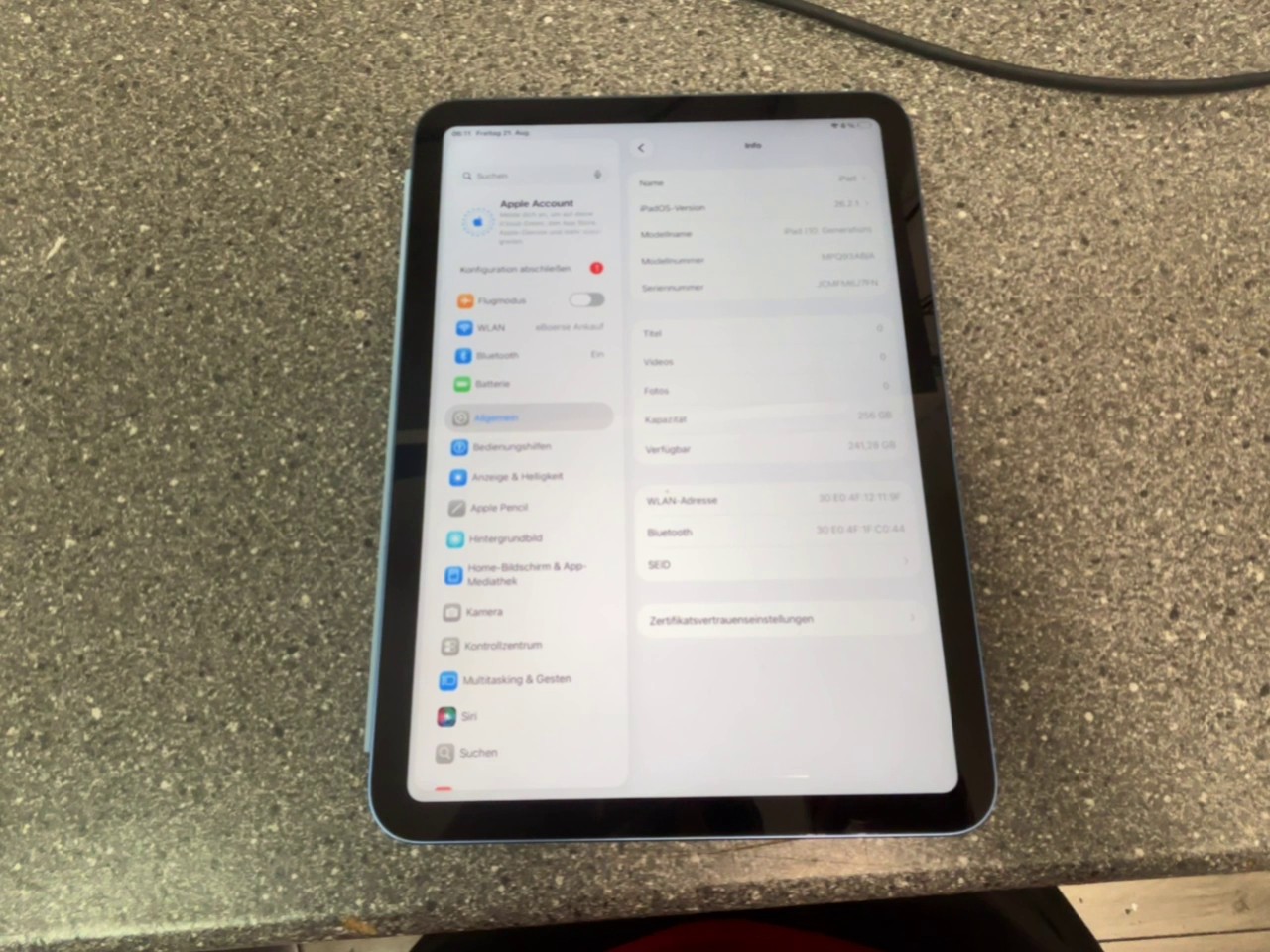 Apple iPad 10 (2022) Blau, 256 GB, Wi-Fi, an der Ecke hat es eine kleine Beschädigung | Zustand: In Ordnung | Farbe: blau