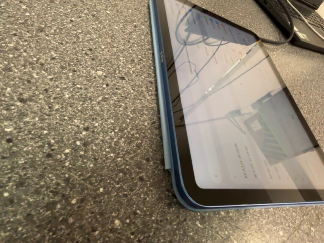Apple iPad 10 (2022) Blau, 256 GB, Wi-Fi, an der Ecke hat es eine kleine Beschädigung | Zustand: In Ordnung | Farbe: blau – Bild 3