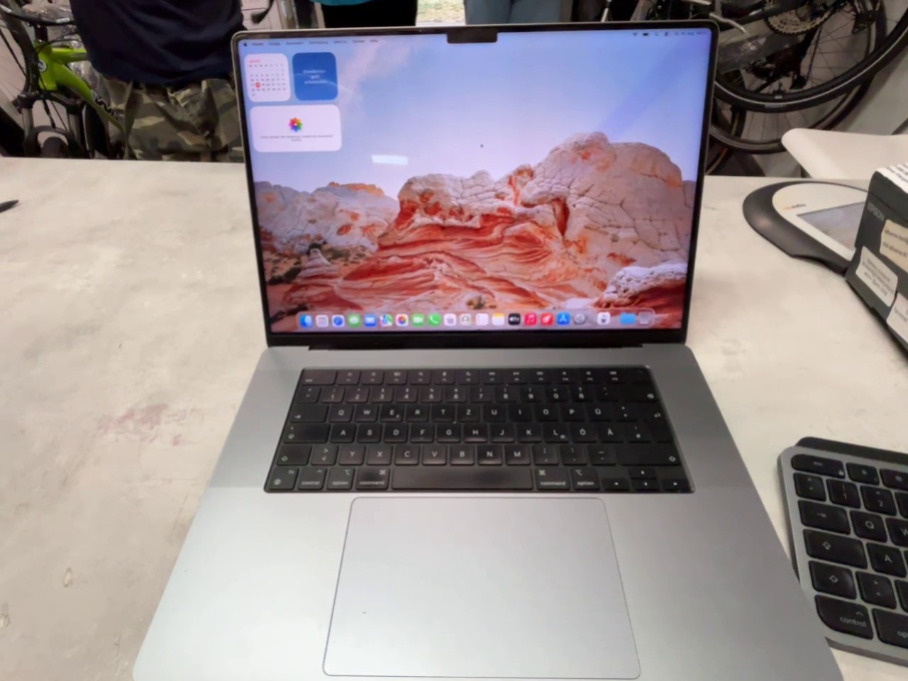 Apple MacBook Pro 16 2021 Space Grau, M1 Pro, 16 GB RAM, 1 TB SSD, inkl. Ladegerät
Auf dem Display ist ein Streifen Zyklen 84%
335 Anzahl der Zyklen | Zustand: In Ordnung – Bild 2