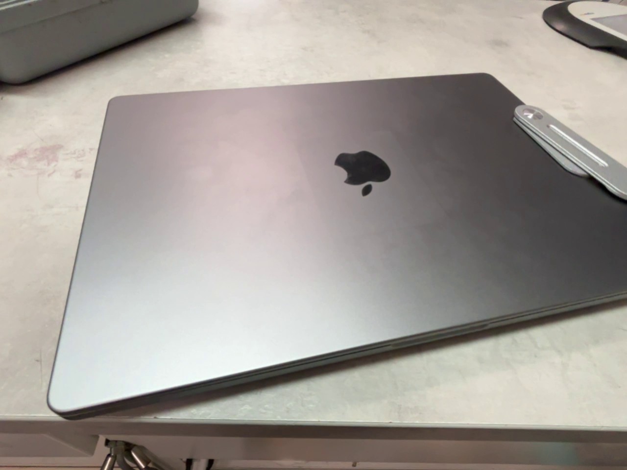 Apple MacBook Pro 16 2021 Space Grau, M1 Pro, 16 GB RAM, 1 TB SSD, inkl. Ladegerät
Auf dem Display ist ein Streifen Zyklen 84%
335 Anzahl der Zyklen | Zustand: In Ordnung – Bild 3