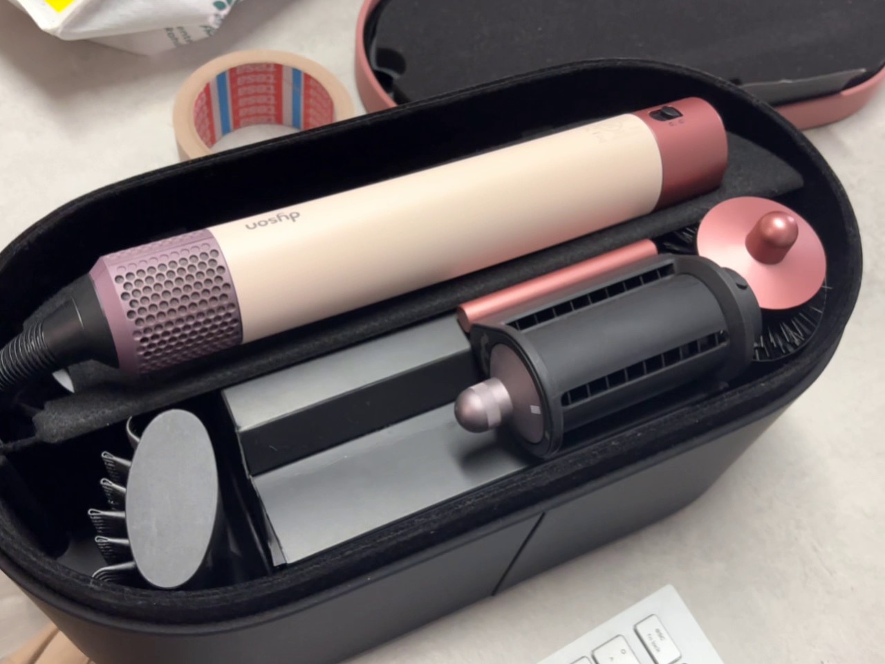 Dyson Airwrap i.d. Ceramic Pink Roségold (2024), 1300 W, Coanda-Technologie, inkl. Aufsätze & schwarzer AuFernbedienungewahrungsbox | Zustand: Sehr Gut – Bild 2