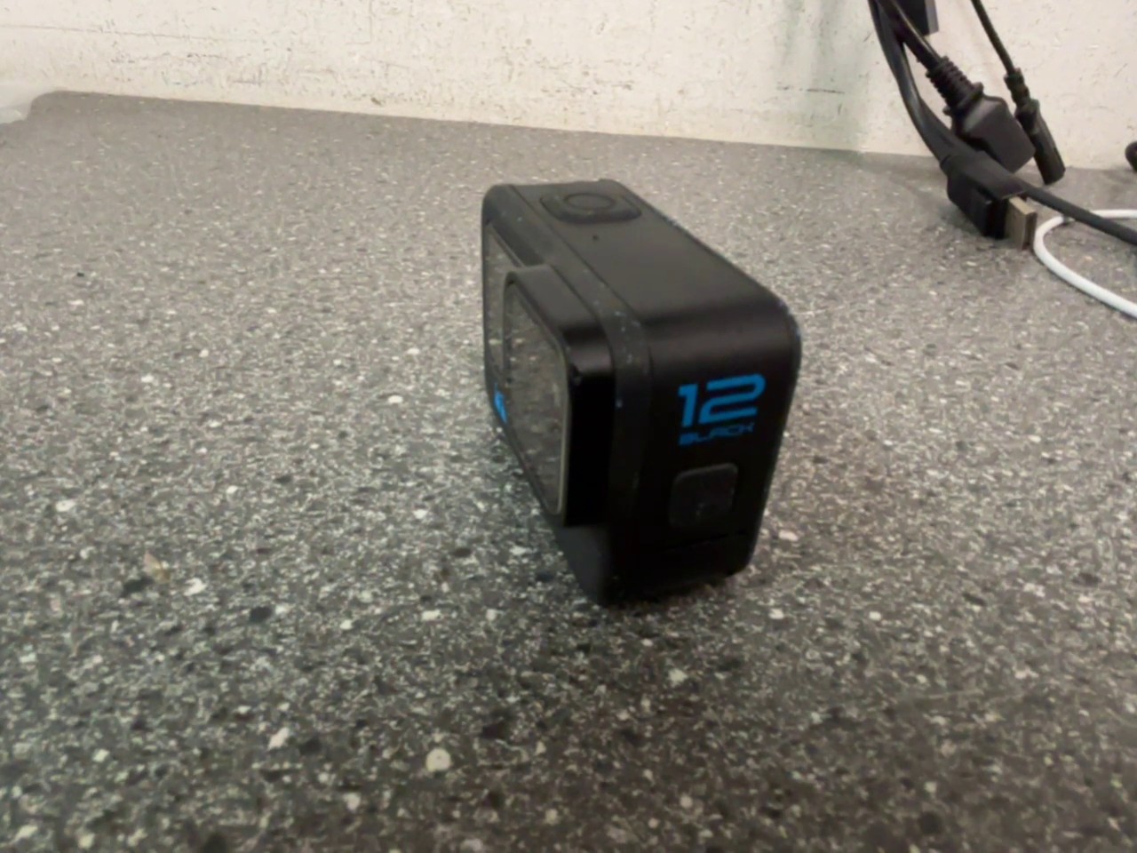 GoPro Hero 12 Black 2023 Schwarz, Ohne Zubehör, Gehäuse hat einen Bruch an der Ecke. | Zustand: Gut – Bild 2