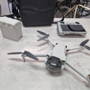 DJI Mini 3 Fly More Combo Grau, Inklusive DJI RC Fernsteuerung mit Display, Umhängetasche, 3 Akkus und Ladestation | Zustand: Sehr Gut
