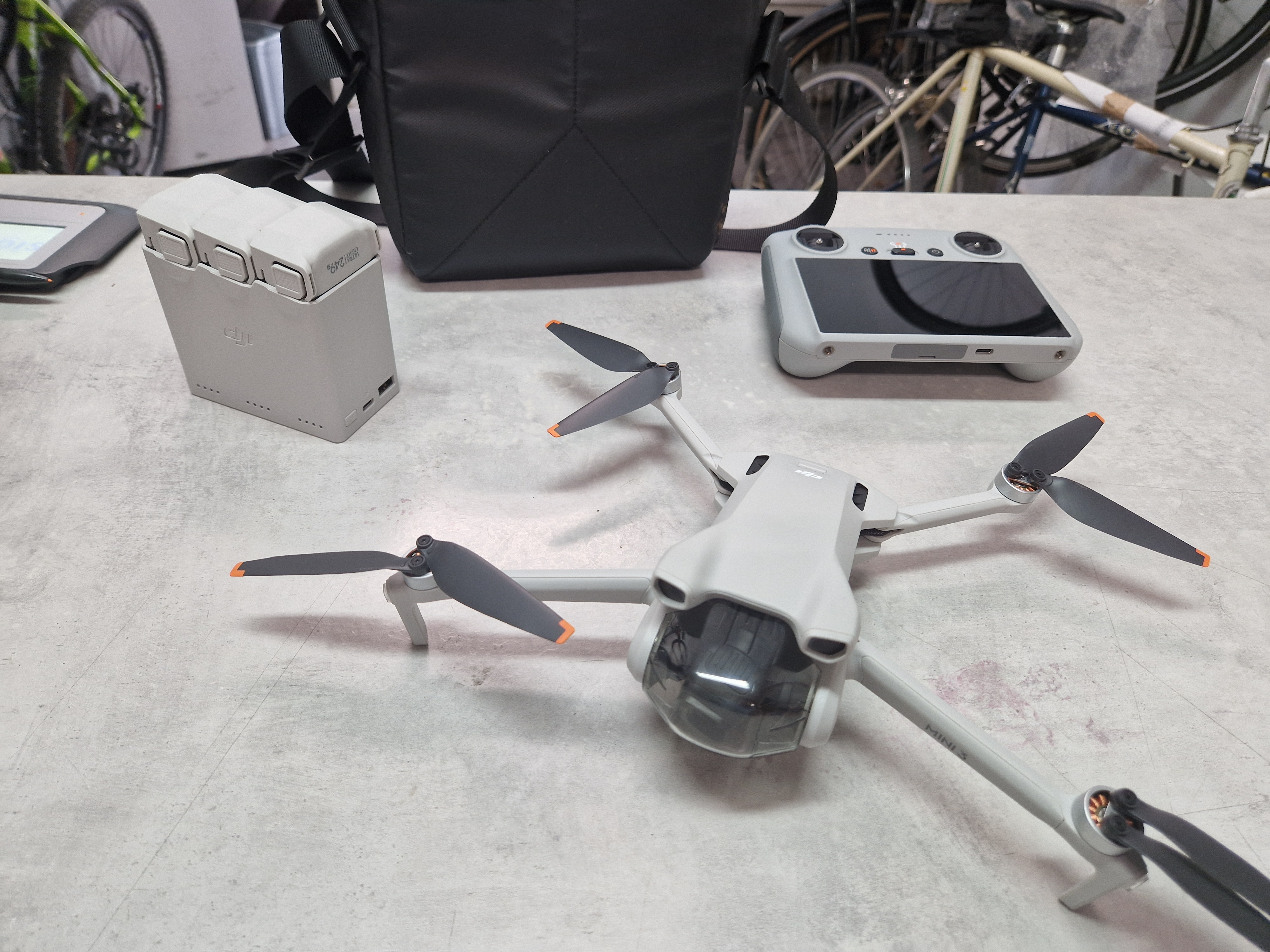 DJI Mini 3 Fly More Combo Grau, Inklusive DJI RC Fernsteuerung mit Display, Umhängetasche, 3 Akkus und Ladestation | Zustand: Sehr Gut
