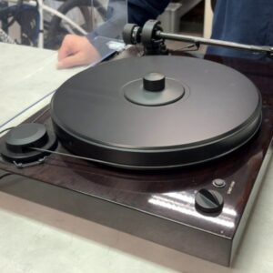 Pro-Ject Xperience Comfort, Mahagoni, Audiophiler Plattenspieler mit Carbon-Tonarm, elektronischer Geschwindigkeitswahl und Netzteil | Zustand: Sehr Gut