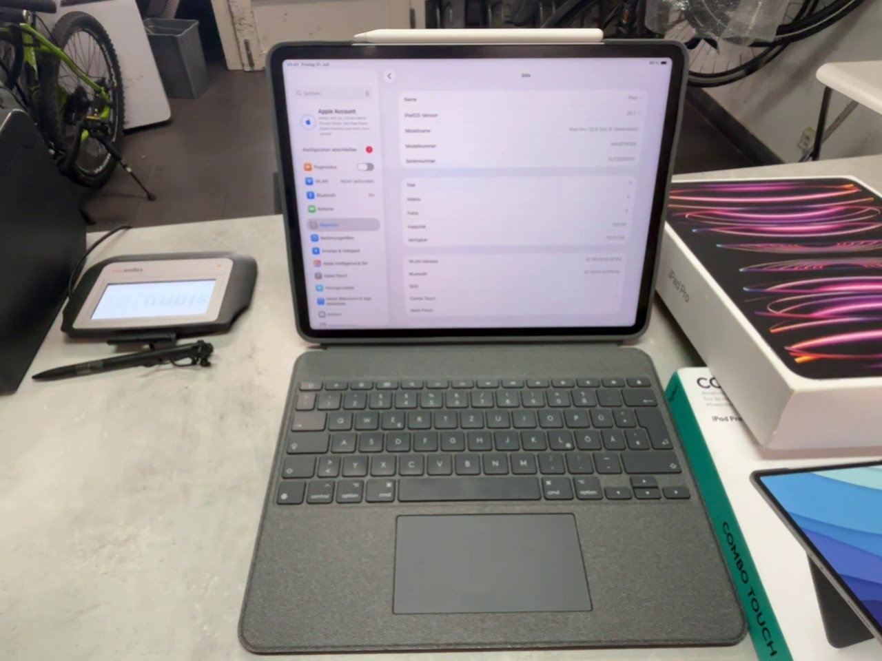 Apple iPad Pro 12,9" (6. Gen.) 2022 Spacegrau, 128 GB, WLAN, Apple M2, inkl. Logitech Combo Touch Tastatur, Apple Pencil und OVP | Zustand: Sehr Gut | Farbe: schwarz