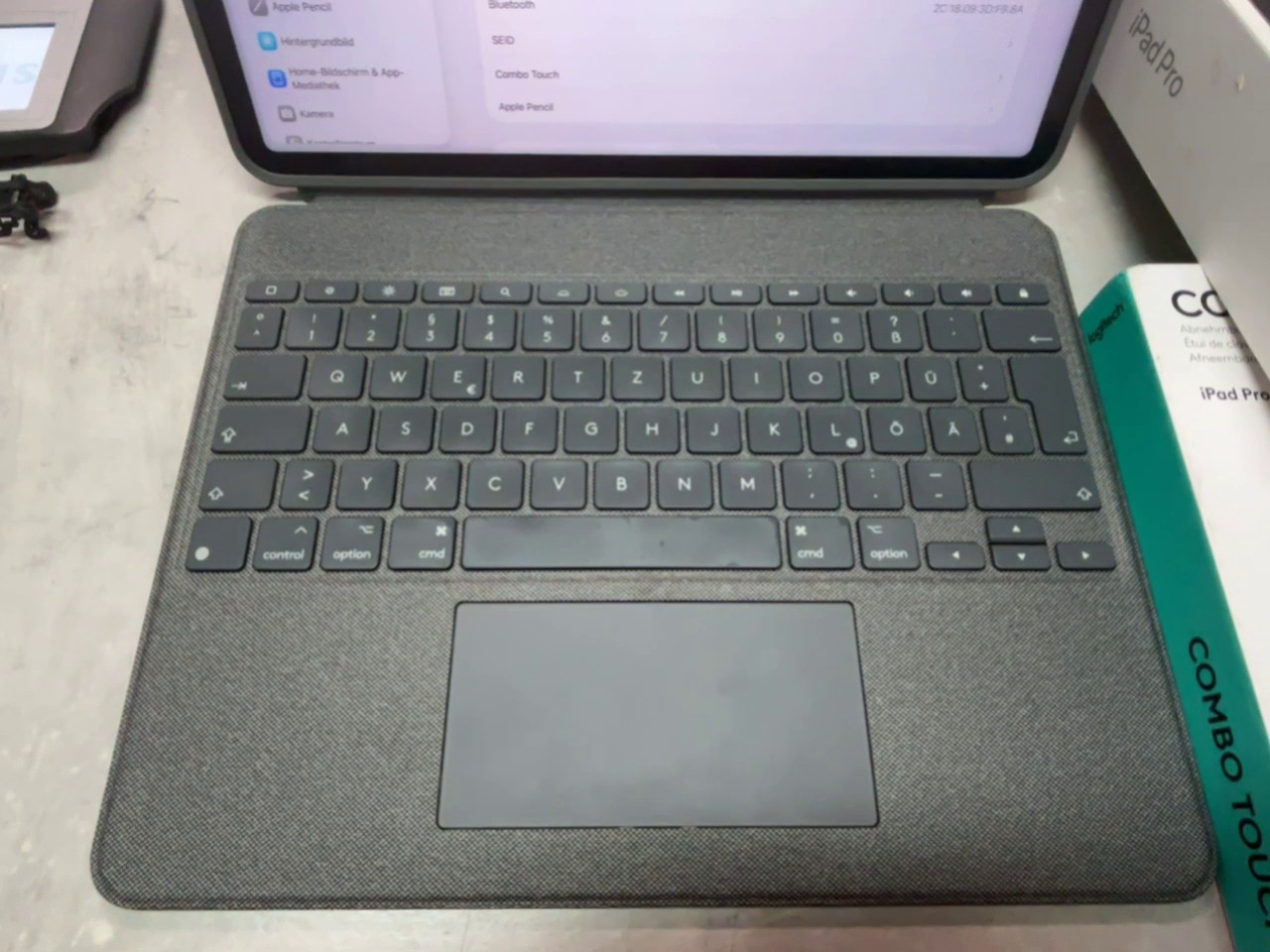 Apple iPad Pro 12,9" (6. Gen.) 2022 Spacegrau, 128 GB, WLAN, Apple M2, inkl. Logitech Combo Touch Tastatur, Apple Pencil und OVP | Zustand: Sehr Gut | Farbe: schwarz – Bild 2
