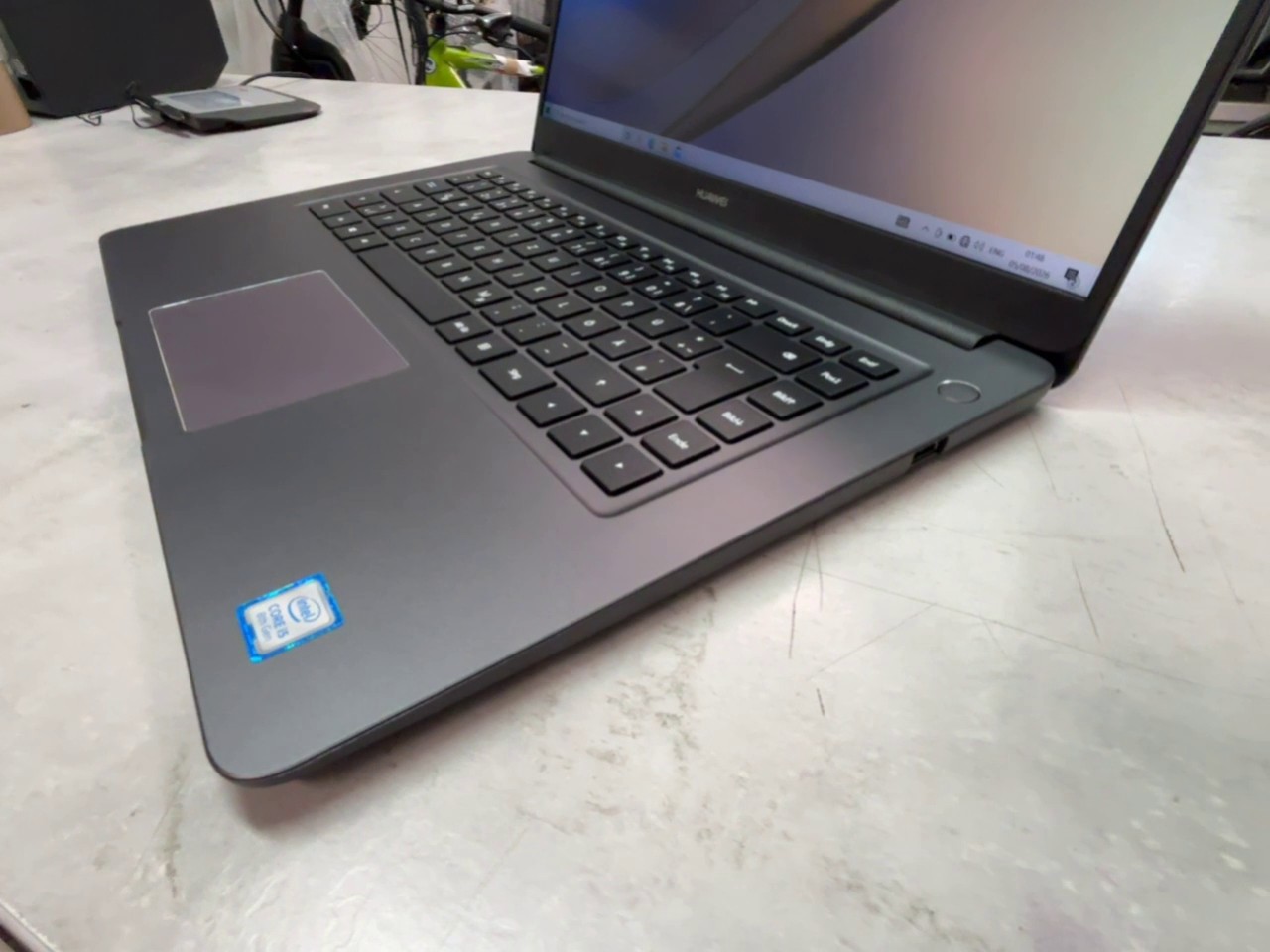 Huawei MateBook D 14 (2018) Grau, Intel Core i5-8250U, 8 GB RAM, 256 GB SSD, Windows 10 Home Mit Ladegerät | Zustand: Gut – Bild 3