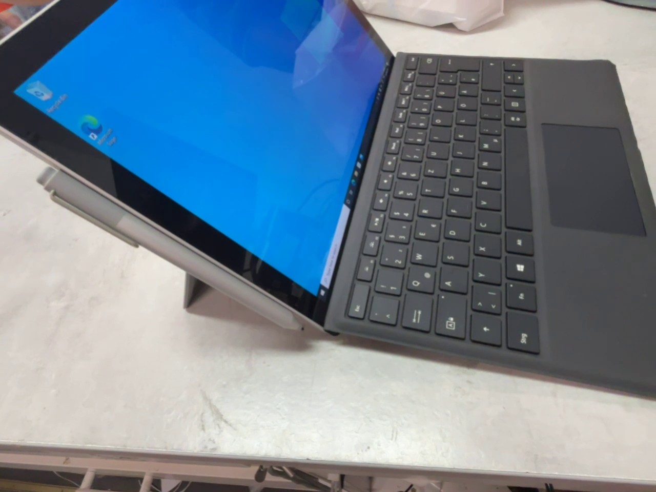 Microsoft Surface Pro 4 (2015, Silber), Intel Core i5-6300U, 4 GB RAM, 128 GB SSD, Windows 10 Pro, Zubehör: Tastatur, Stift, Ladegerät, Akku schwach | Zustand: Sehr Gut | Farbe: schwarz – Bild 2