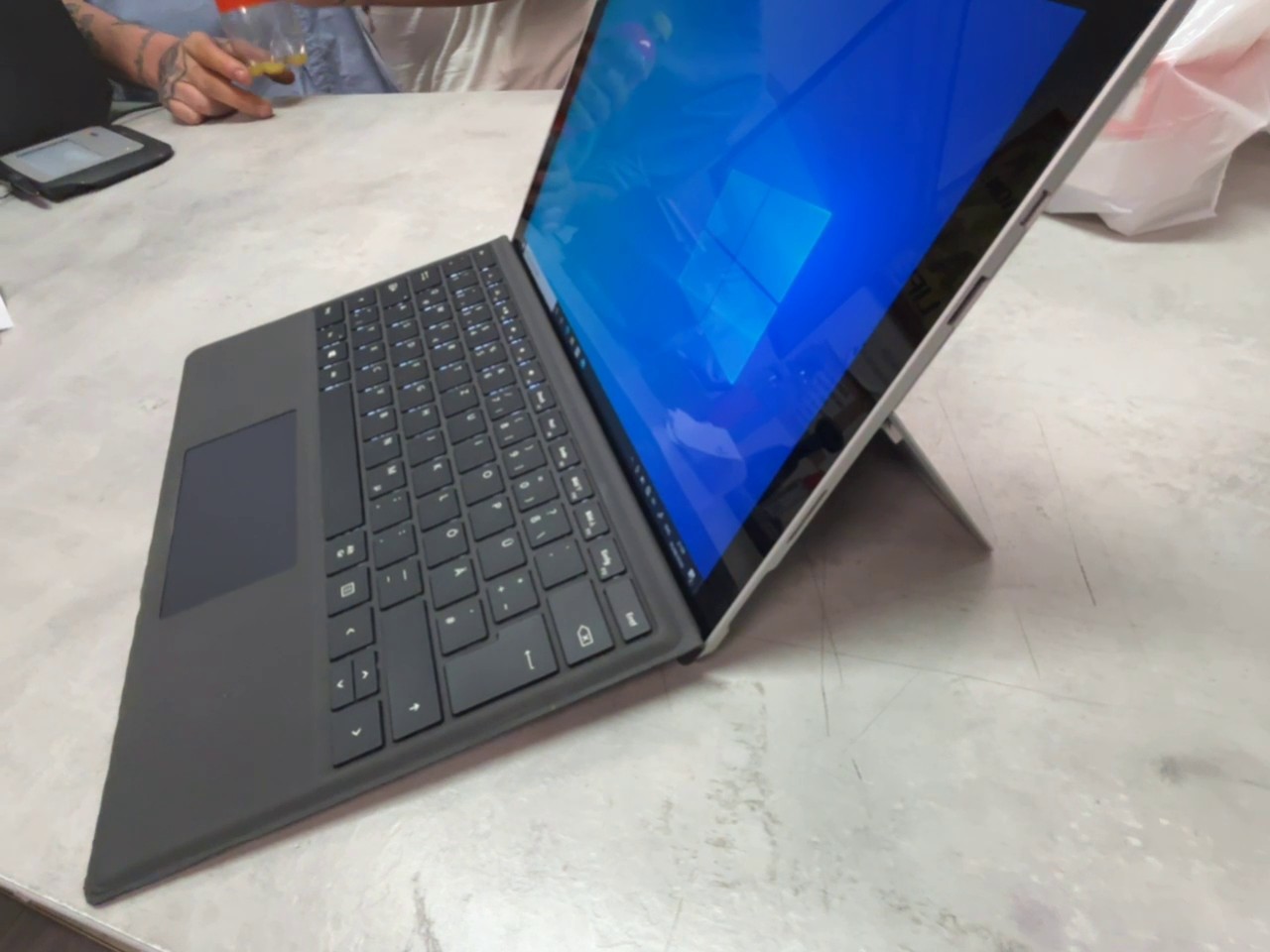 Microsoft Surface Pro 4 (2015, Silber), Intel Core i5-6300U, 4 GB RAM, 128 GB SSD, Windows 10 Pro, Zubehör: Tastatur, Stift, Ladegerät, Akku schwach | Zustand: Sehr Gut | Farbe: schwarz – Bild 3