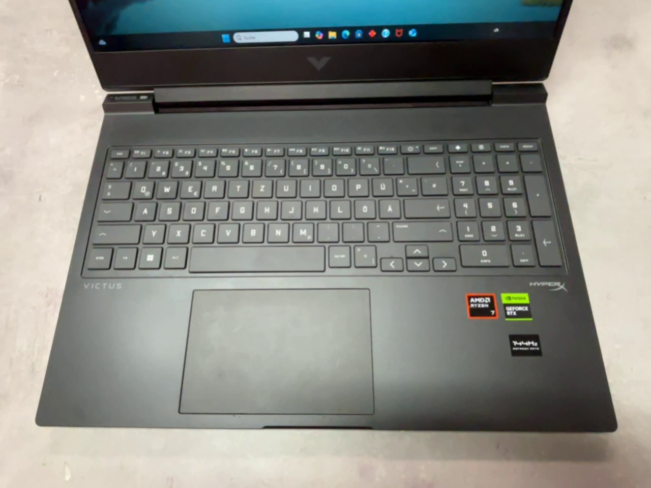 HP Victus 16-s1000, 2024, Dunkelgrau, AMD Ryzen 7 8845HS, 32GB RAM, 1TB SSD, RTX 4060, mit OVP und Ladegerät | Zustand: Sehr Gut – Bild 2