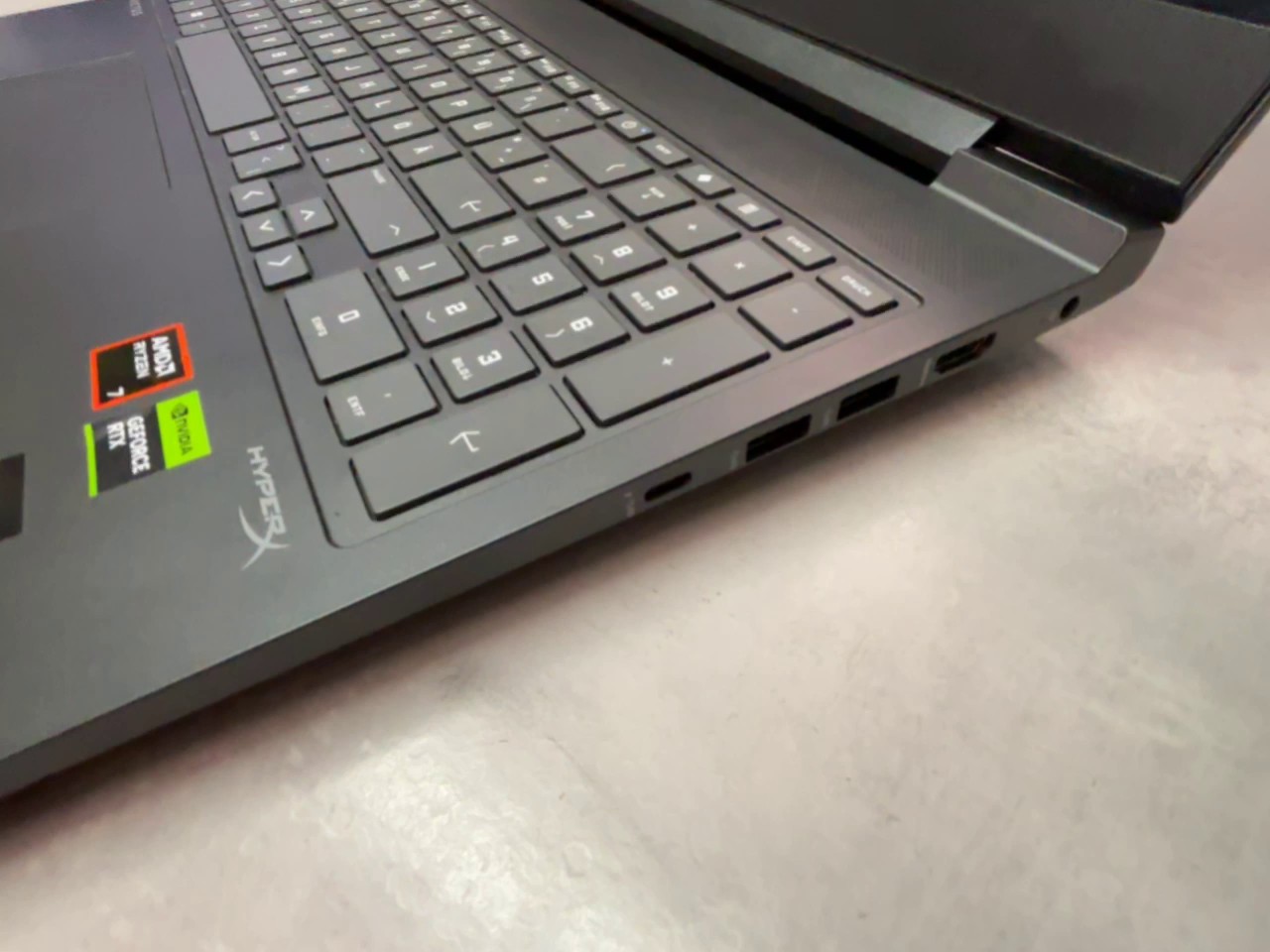 HP Victus 16-s1000, 2024, Dunkelgrau, AMD Ryzen 7 8845HS, 32GB RAM, 1TB SSD, RTX 4060, mit OVP und Ladegerät | Zustand: Sehr Gut – Bild 3