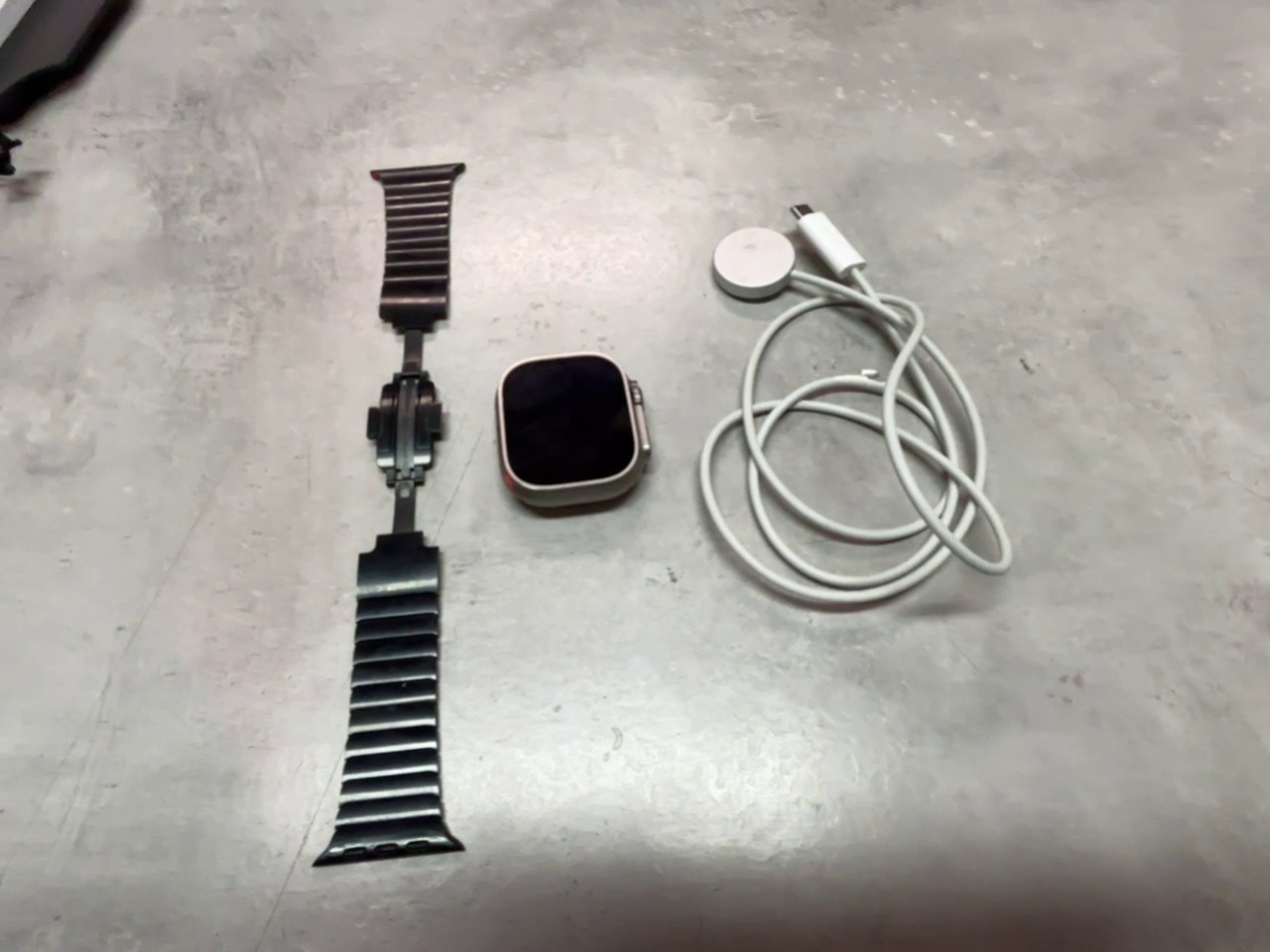 Apple Watch Ultra 2022 Titan, Smartwatch, 49 mm, inklusive Ladekabel und Armband | Zustand: Sehr Gut | Farbe: schwarz