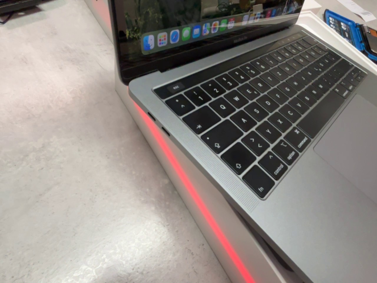 Apple MacBook Pro 13 (2019), Intel Core i5, 8GB RAM, 128GB SSD, 350 Ladezyklen, Ladegerät nicht original | Zustand: Gut – Bild 3