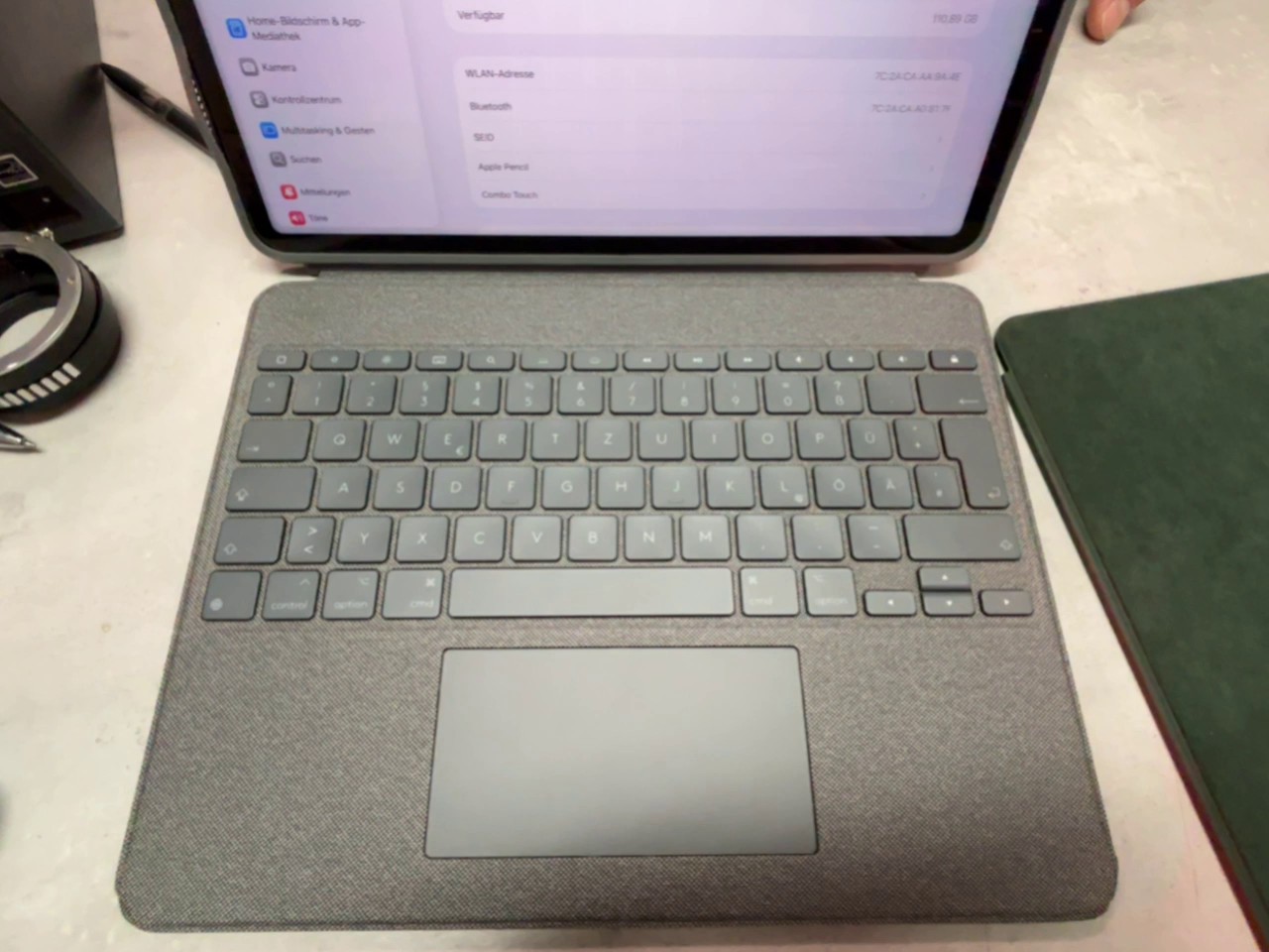 Apple iPad Pro 12.9 (6. Gen.) 2022, 128 GB, WLAN, inkl. Apple Pencil, Logitech Combo Touch Tastaturhülle (grau) und zusätzlicher Schutzhülle (grün) | Zustand: Gut | Farbe: schwarz – Bild 2