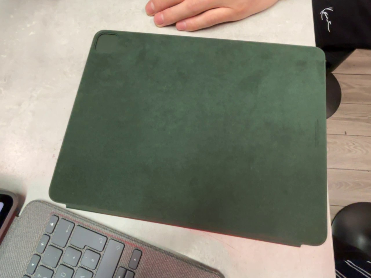 Apple iPad Pro 12.9 (6. Gen.) 2022, 128 GB, WLAN, inkl. Apple Pencil, Logitech Combo Touch Tastaturhülle (grau) und zusätzlicher Schutzhülle (grün) | Zustand: Gut | Farbe: schwarz – Bild 3