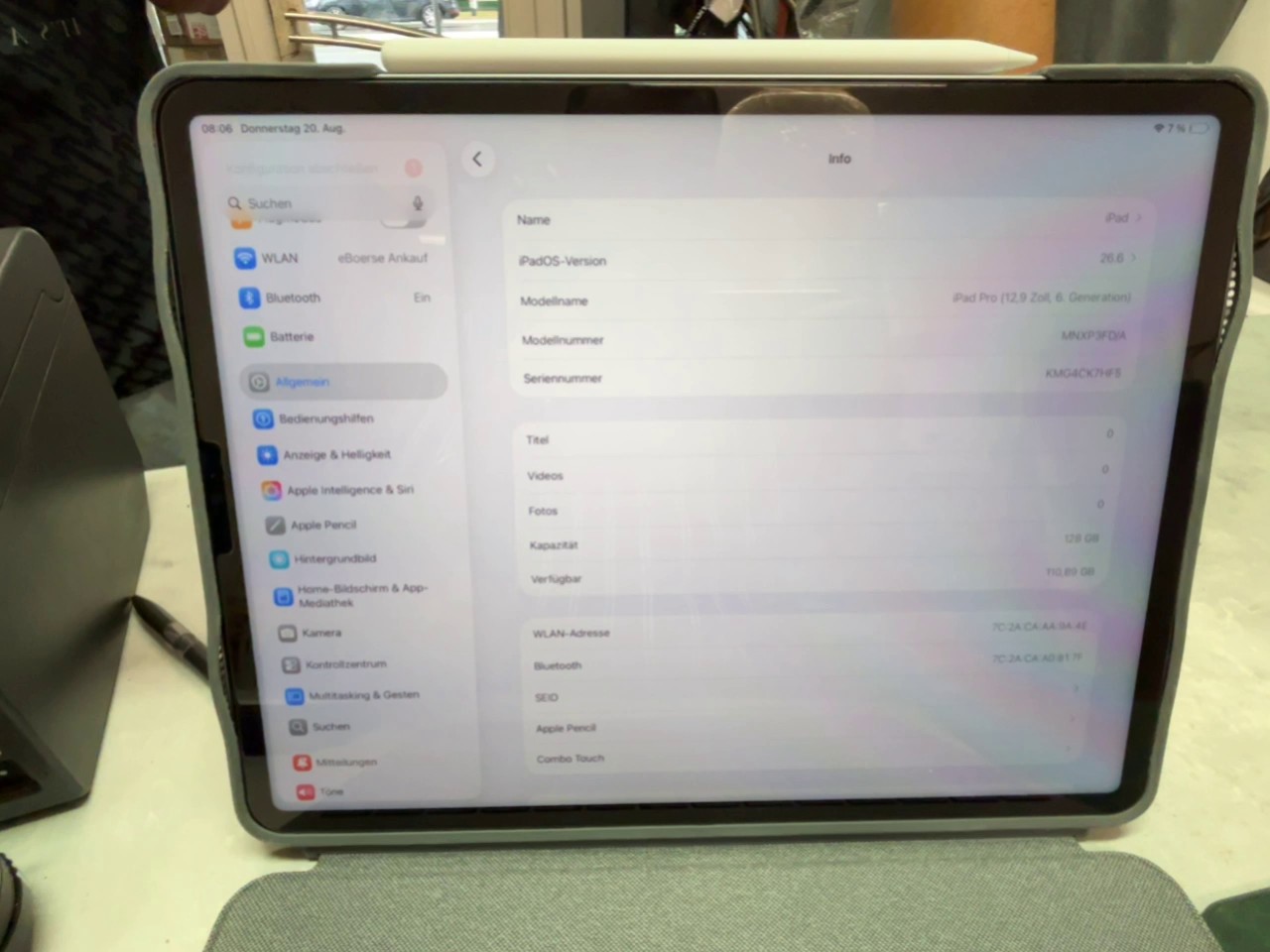 Apple iPad Pro 12.9 (6. Gen.) 2022, 128 GB, WLAN, inkl. Apple Pencil, Logitech Combo Touch Tastaturhülle (grau) und zusätzlicher Schutzhülle (grün) | Zustand: Gut | Farbe: schwarz – Bild 4