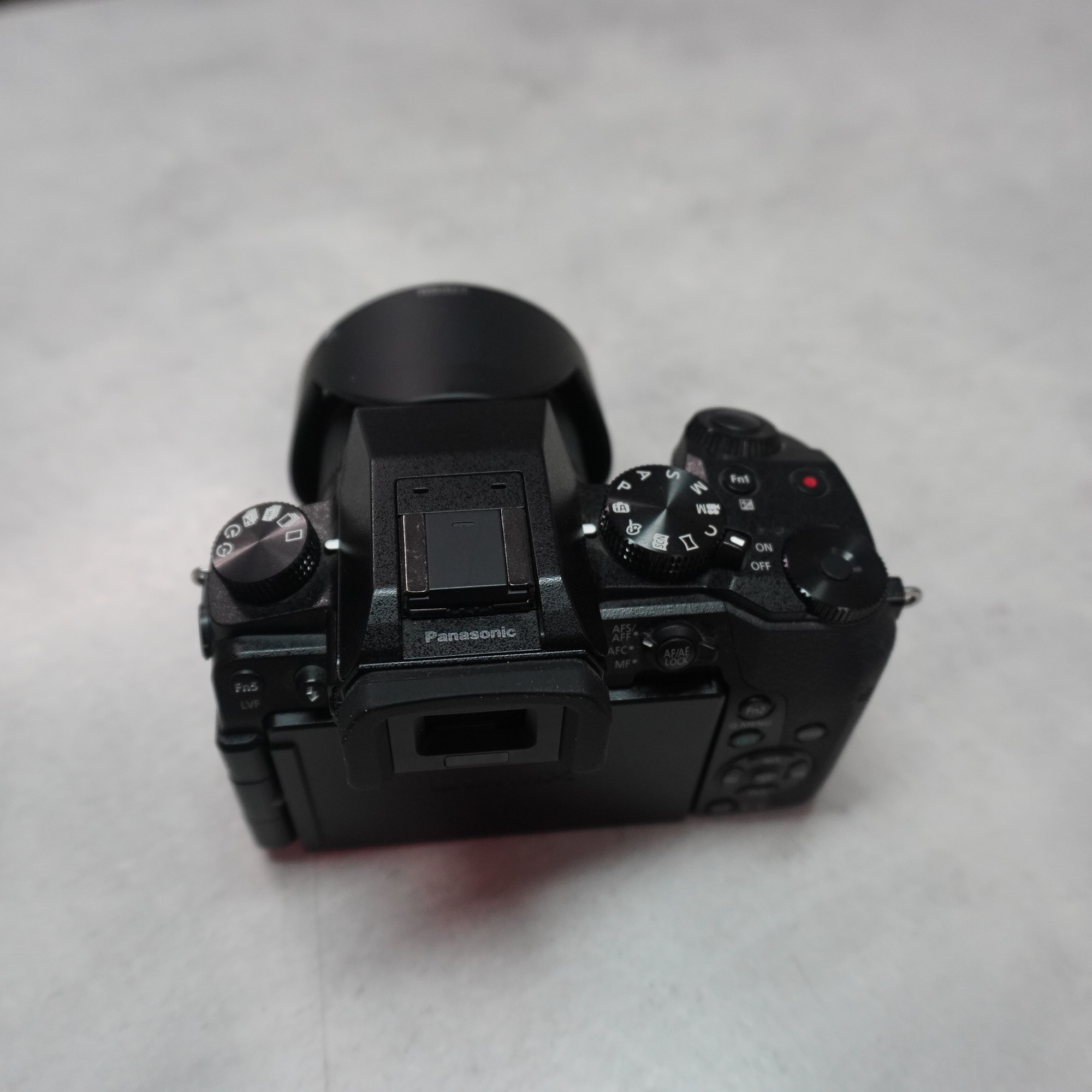 Panasonic Lumix G7 2015 Schwarz, 16 MP Micro Four Thirds, 4K Video, inkl. 14-42mm Objektiv, leichte Kratzer, Tragegurt MIT Ladegerät | Zustand: Gebraucht – Bild 3