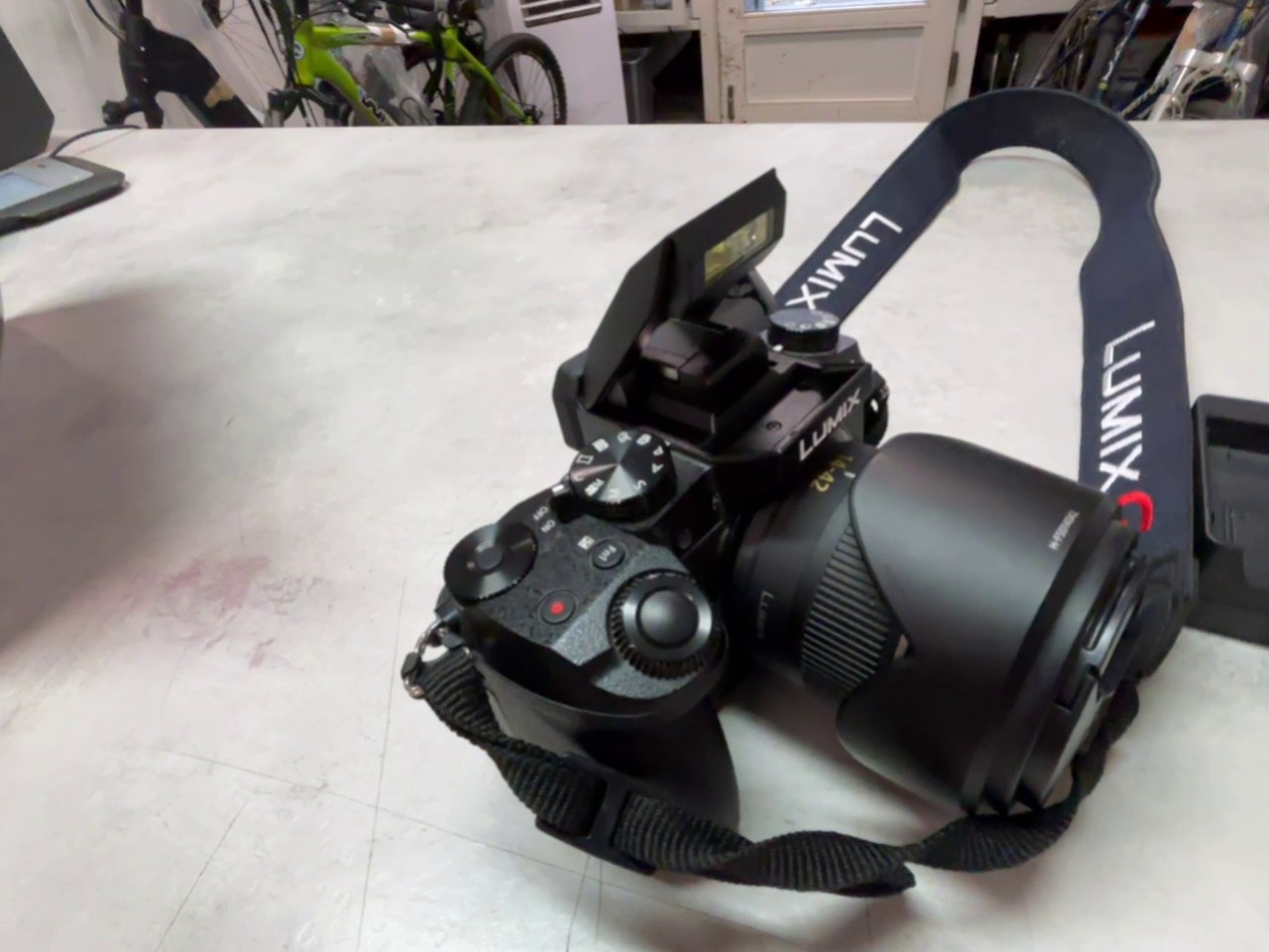 Panasonic Lumix G7 2015 Schwarz, 16 MP Micro Four Thirds, 4K Video, inkl. 14-42mm Objektiv, leichte Kratzer, Tragegurt MIT Ladegerät | Zustand: Gebraucht – Bild 5