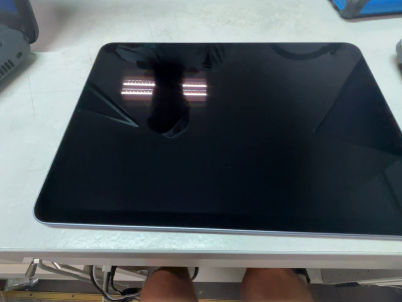 Apple iPad Air 5 (2022) Spacegrau, 256GB Speicher, M1 Chip, 10.9 Zoll Liquid Retina Display, Display hat Kratzer | Zustand: Gut | Farbe: schwarz – Bild 2
