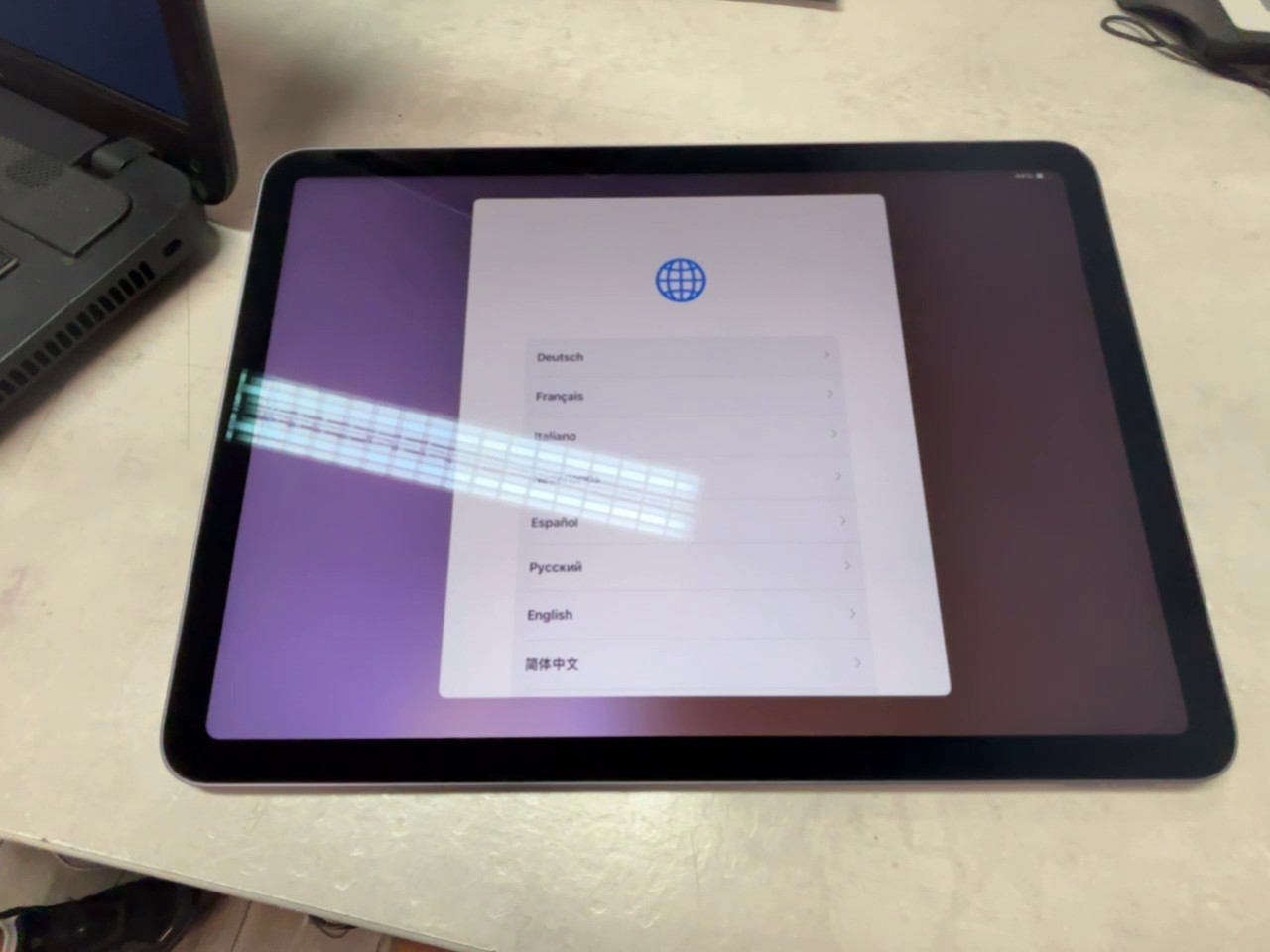 Apple iPad Air 5 (2022) Spacegrau, 256GB Speicher, M1 Chip, 10.9 Zoll Liquid Retina Display, Display hat Kratzer | Zustand: Gut | Farbe: schwarz – Bild 4