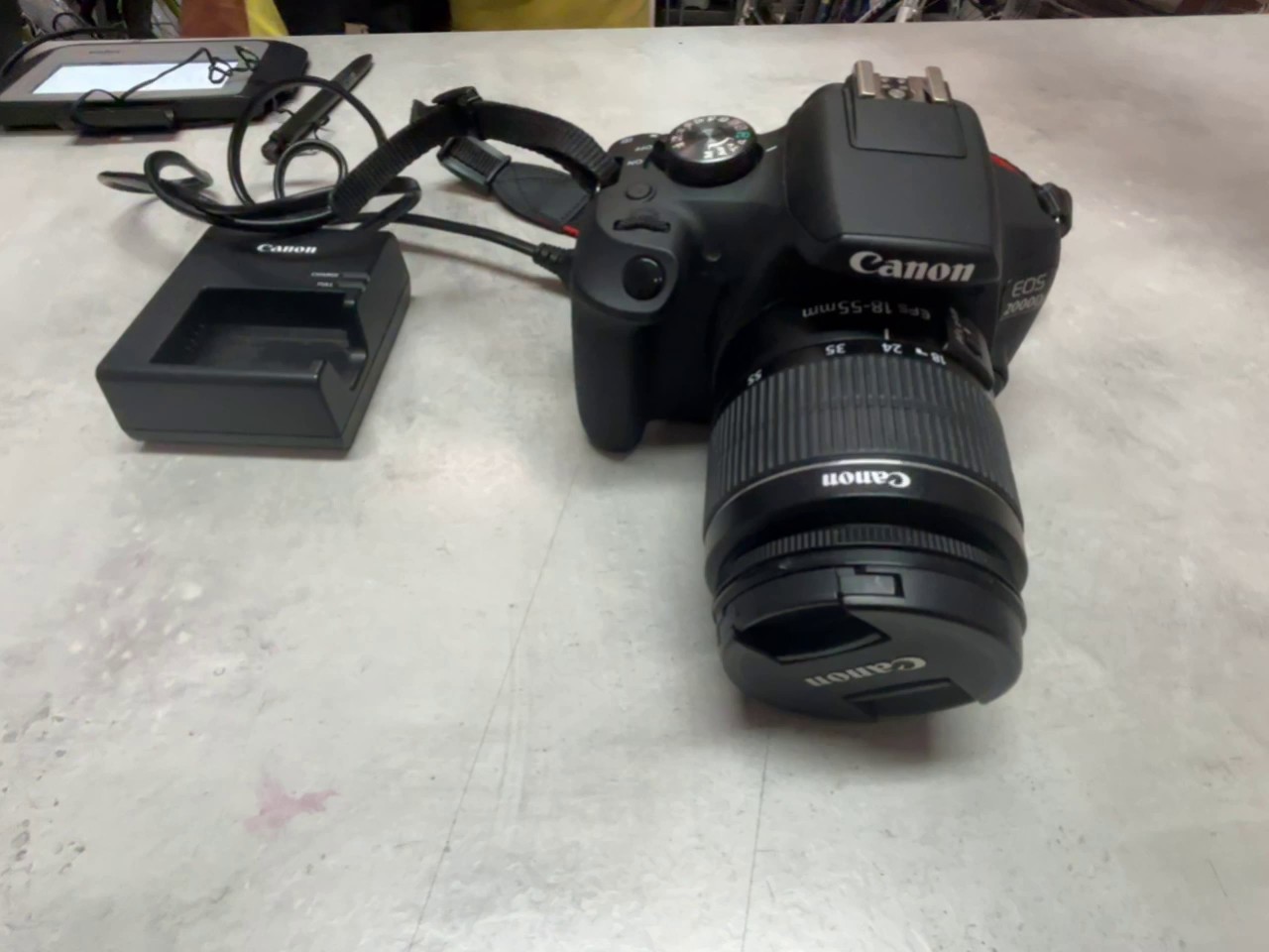 Canon EOS 2000D Schwarz, Inklusive EF-S 18-55mm Objektiv, Akku und Ladegerät | Zustand: Sehr Gut