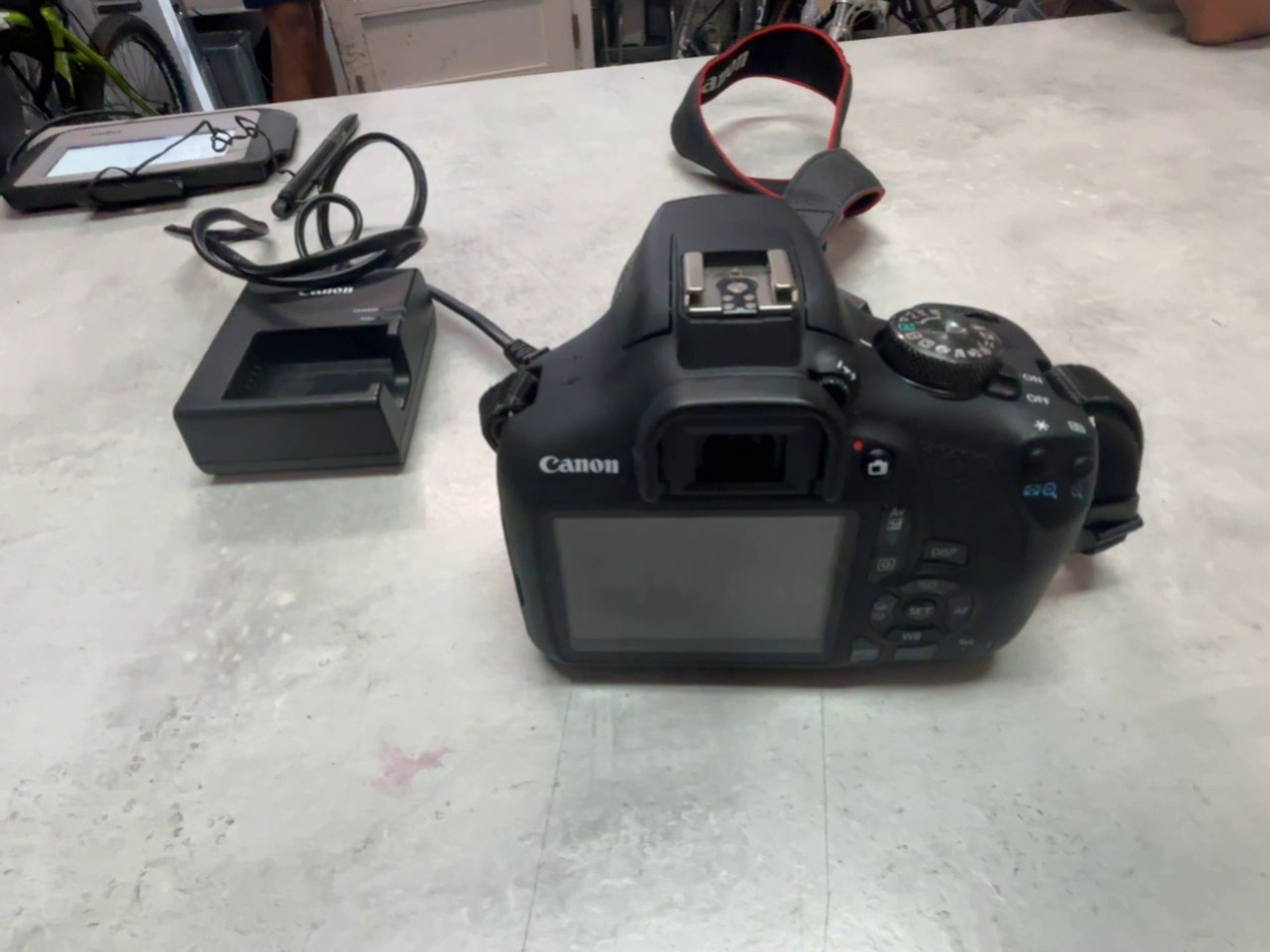 Canon EOS 2000D Schwarz, Inklusive EF-S 18-55mm Objektiv, Akku und Ladegerät | Zustand: Sehr Gut – Bild 2