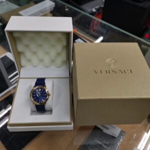 Versace Damen Uhr blau gold, Damenarmbanduhr von Versace mit blauem Zifferblatt und blauem Armband, goldfarbenes Gehäuse, mit OVP. | Zustand: Neu