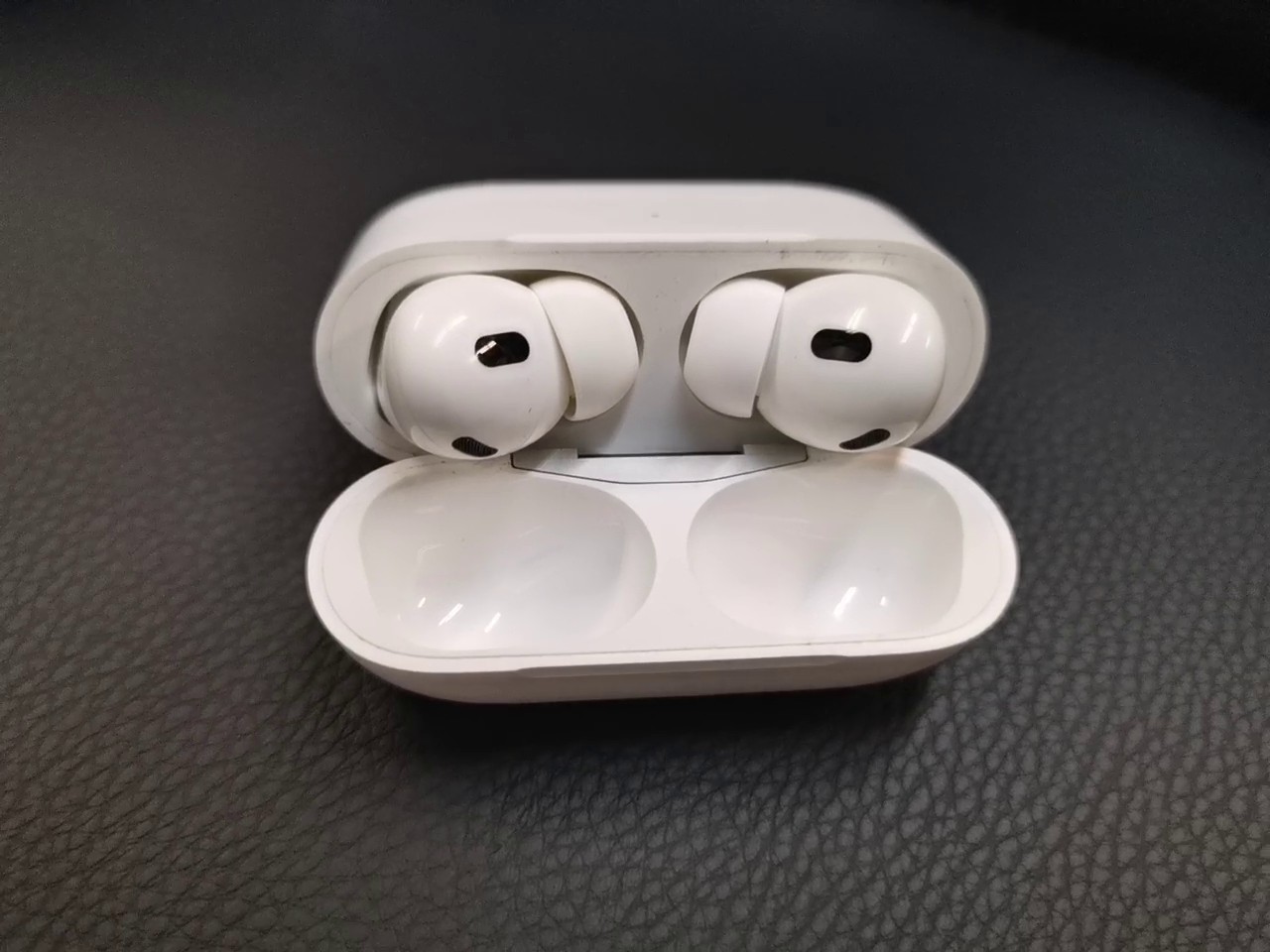 Apple AirPods Pro (2. Gen.) Weiß, Kabellose In-Ear-Kopfhörer mit aktiver Geräuschunterdrückung, H2 Chip und Ladecase | Zustand: Gut – Bild 5
