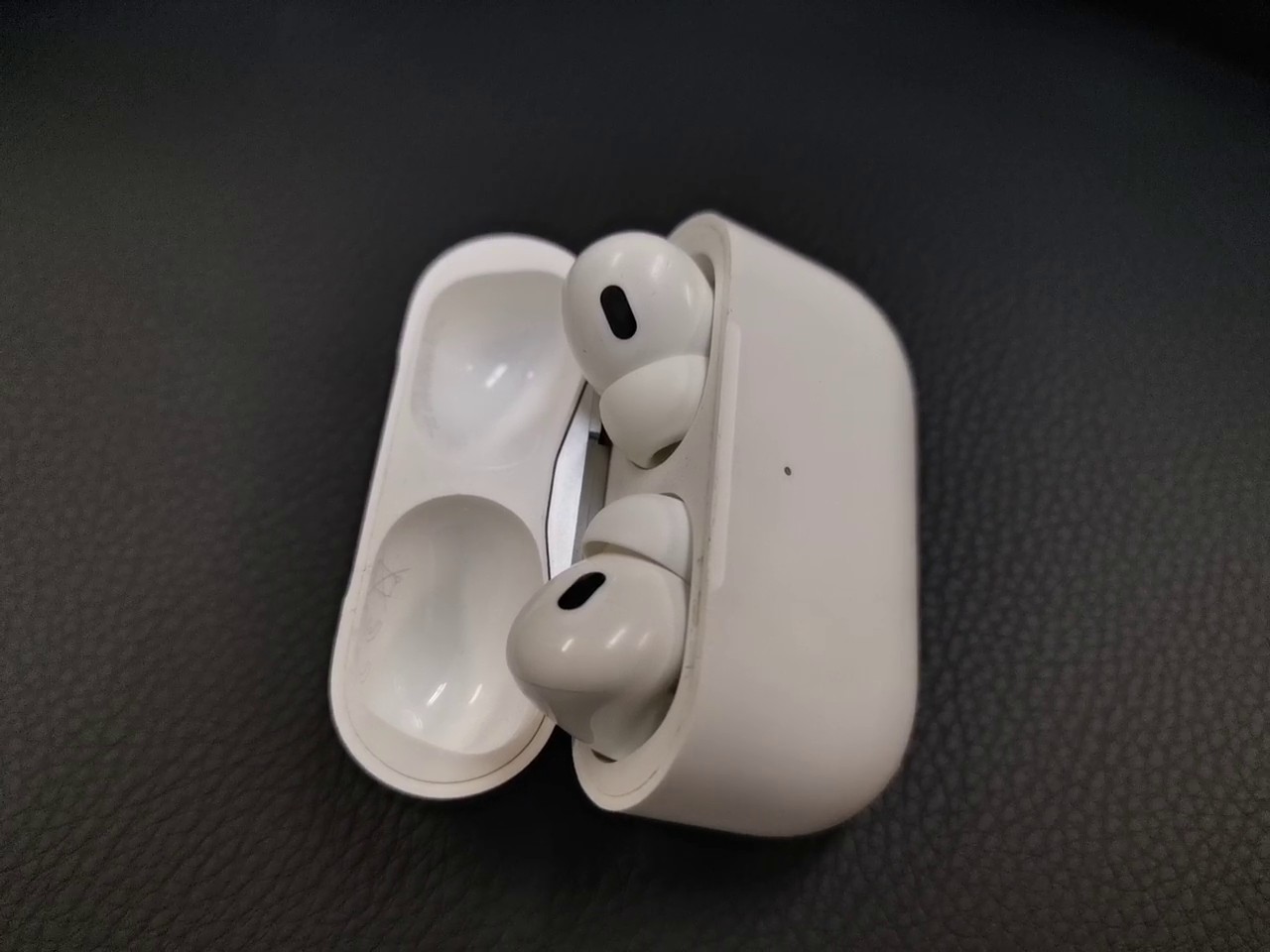 Apple AirPods Pro (2. Gen.) Weiß, Kabellose In-Ear-Kopfhörer mit aktiver Geräuschunterdrückung, H2 Chip und Ladecase | Zustand: Gut – Bild 6