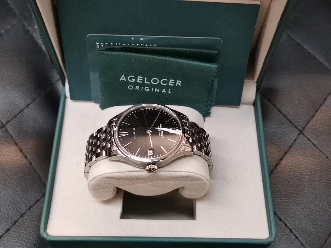 Agelocer Budapest Automatic Stahl Schwarz, Elegante Automatikuhr mit EdelstahLadegerätehäuse und -armband, schwarzem Zifferblatt, römischen Ziffern, Datumsanzeige sowie originaler Box und Zubehör | Zustand: Sehr Gut – Bild 2
