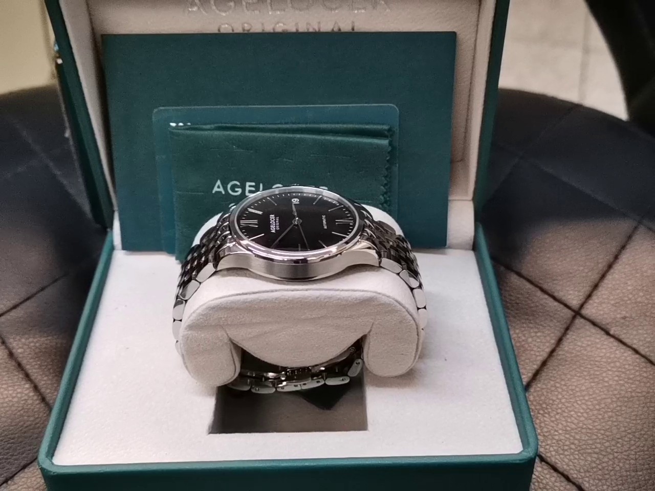 Agelocer Budapest Automatic Stahl Schwarz, Elegante Automatikuhr mit EdelstahLadegerätehäuse und -armband, schwarzem Zifferblatt, römischen Ziffern, Datumsanzeige sowie originaler Box und Zubehör | Zustand: Sehr Gut – Bild 3