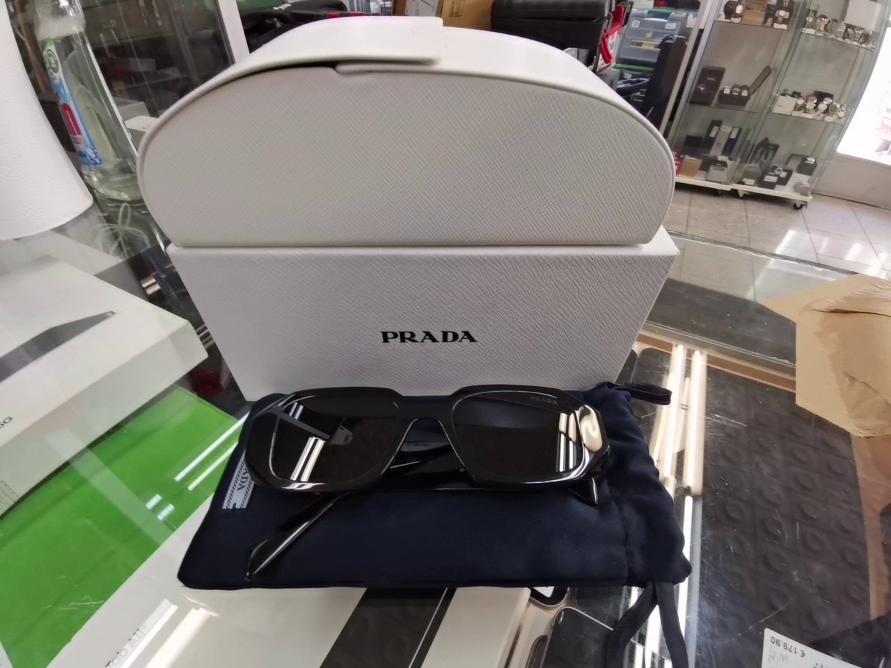 Prada PR 17WS Sonnenbrille Schwarz, Damen-Sonnenbrille in Rechteckform, Farbe Schwarz, inklusive Original-Etui und Beutel. | Zustand: Sehr Gut – Bild 2