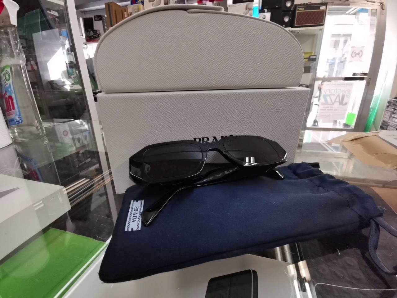 Prada PR 17WS Sonnenbrille Schwarz, Damen-Sonnenbrille in Rechteckform, Farbe Schwarz, inklusive Original-Etui und Beutel. | Zustand: Sehr Gut – Bild 3