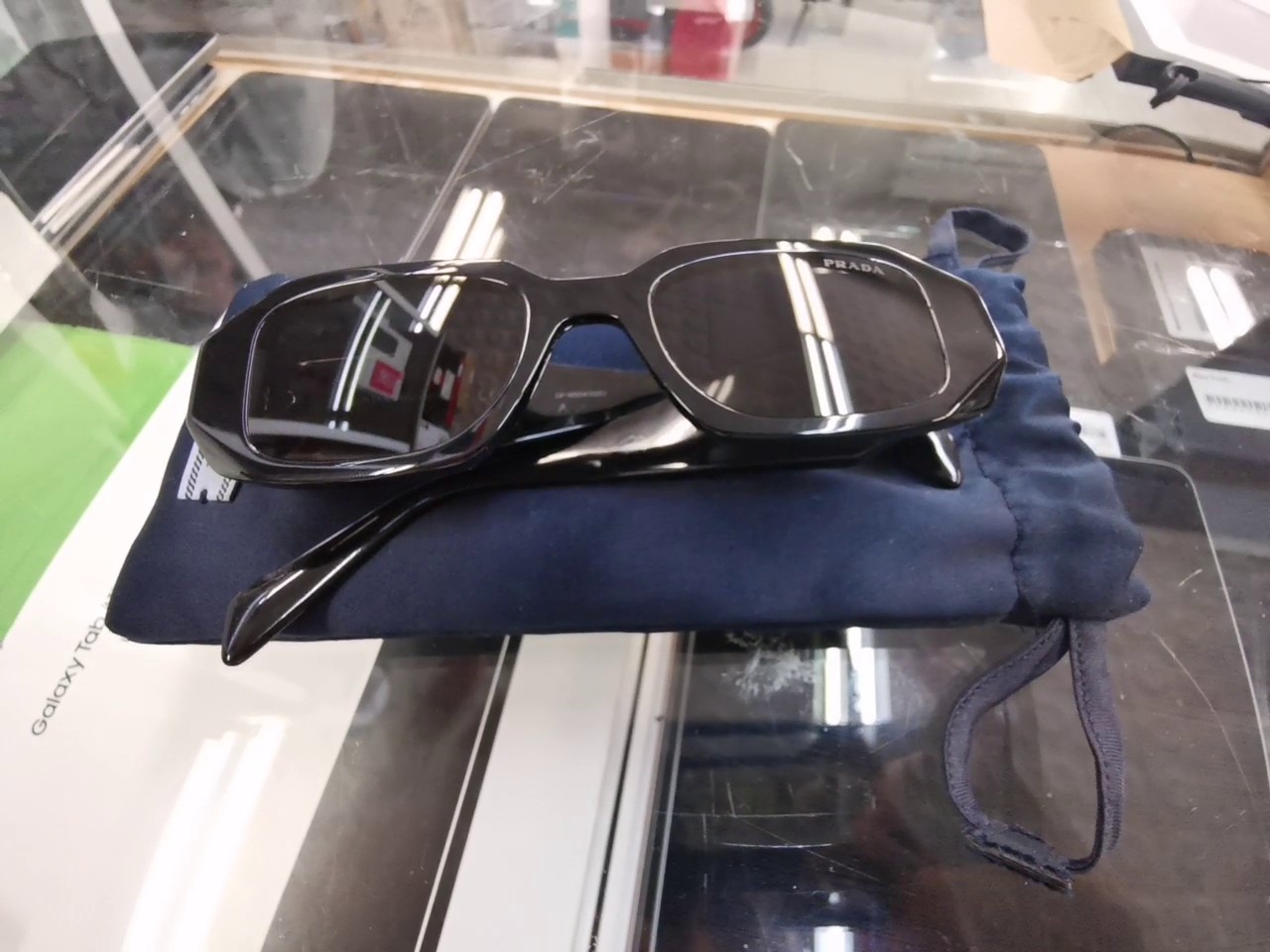 Prada PR 17WS Sonnenbrille Schwarz, Damen-Sonnenbrille in Rechteckform, Farbe Schwarz, inklusive Original-Etui und Beutel. | Zustand: Sehr Gut – Bild 4