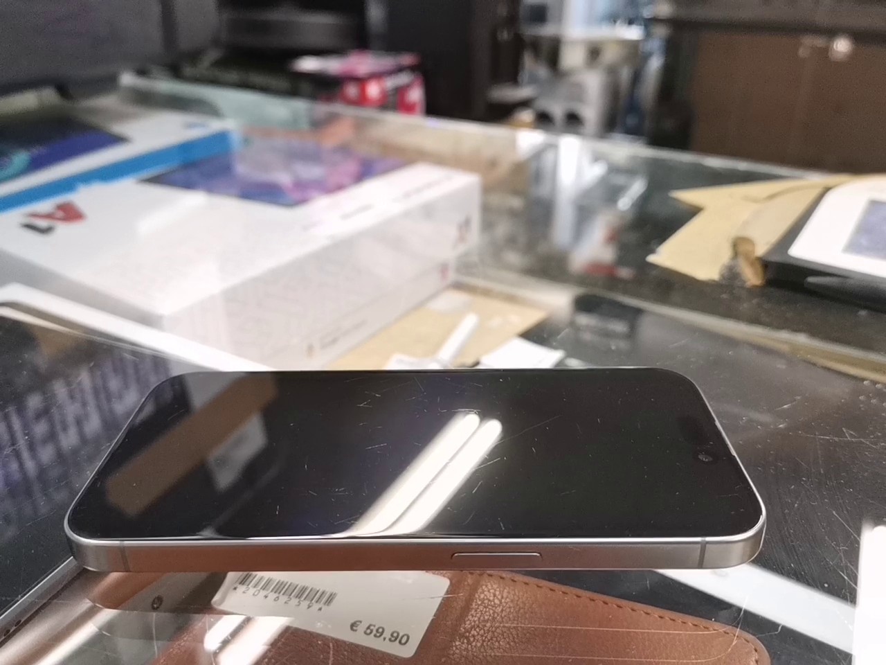 iPhone 15 Pro 256GB, Display zerkratzt | SimLock: Frei | Zustand: In Ordnung | Farbe: grau | Akku: 90% – Bild 5