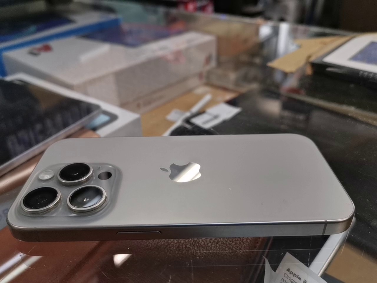 iPhone 15 Pro 256GB, Display zerkratzt | SimLock: Frei | Zustand: In Ordnung | Farbe: grau | Akku: 90% – Bild 6