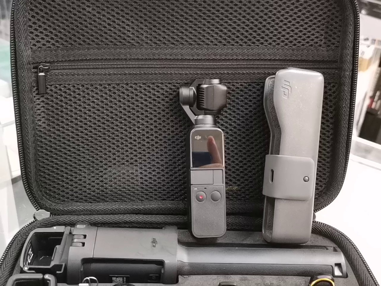DJI Osmo Pocket Creator Combo, Gimbal-Kamera mit Transporttasche, Verlängerungsstab, Controller-Rad und Zubehör | Zustand: Sehr Gut – Bild 2