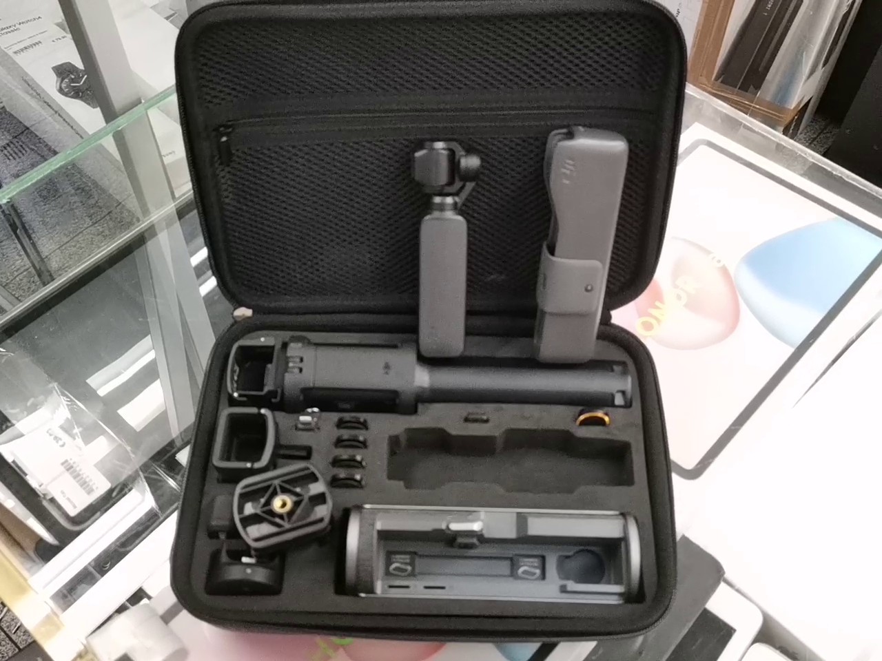 DJI Osmo Pocket Creator Combo, Gimbal-Kamera mit Transporttasche, Verlängerungsstab, Controller-Rad und Zubehör | Zustand: Sehr Gut – Bild 4