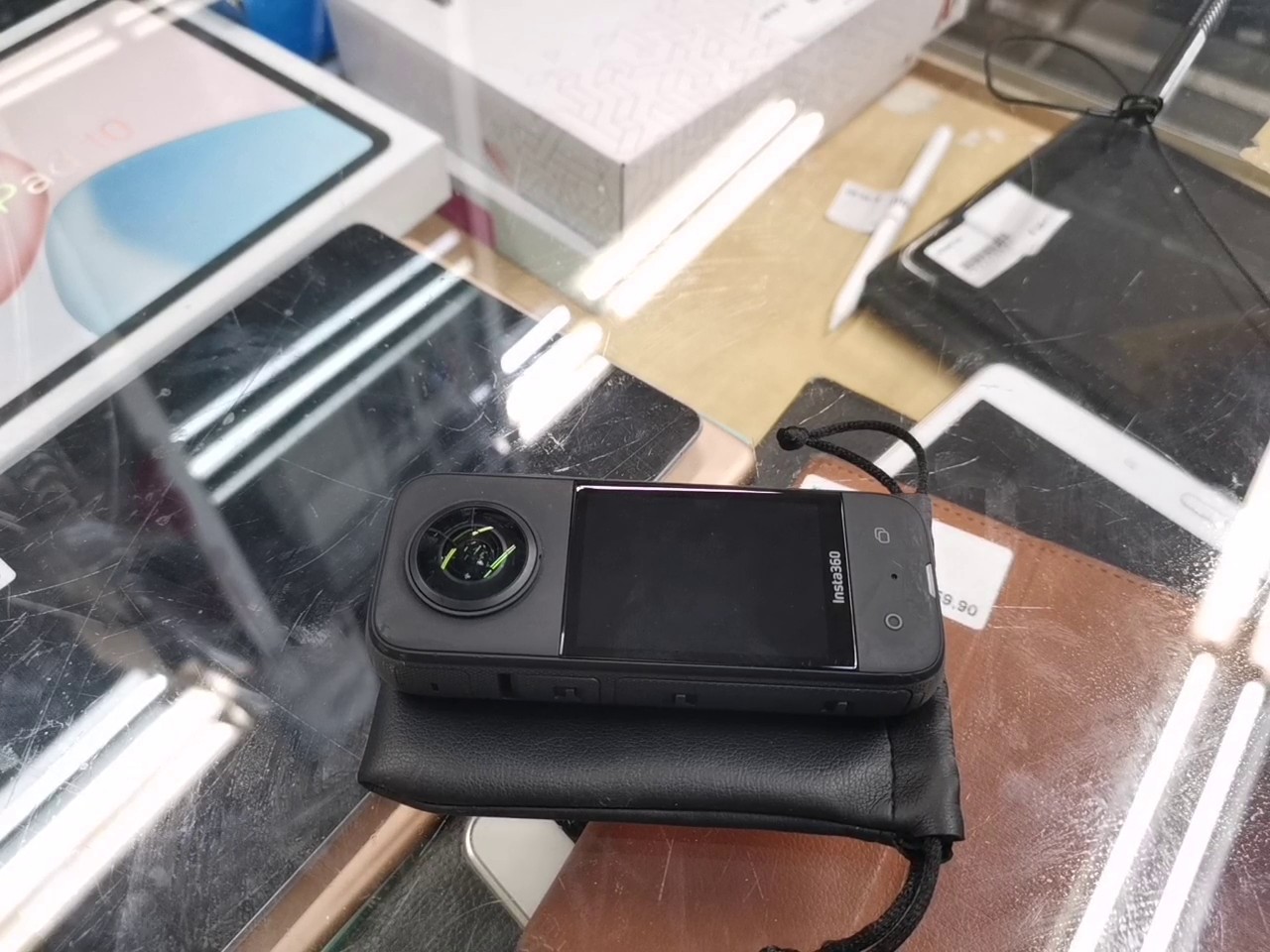 Insta360 X3 2022 Schwarz, 360-Grad-Action-Cam, inkl. Tasche, ohne weiteres Zubehör, Beschädigung | Delle am Glas der Linse | Zustand: Schlecht – Bild 3