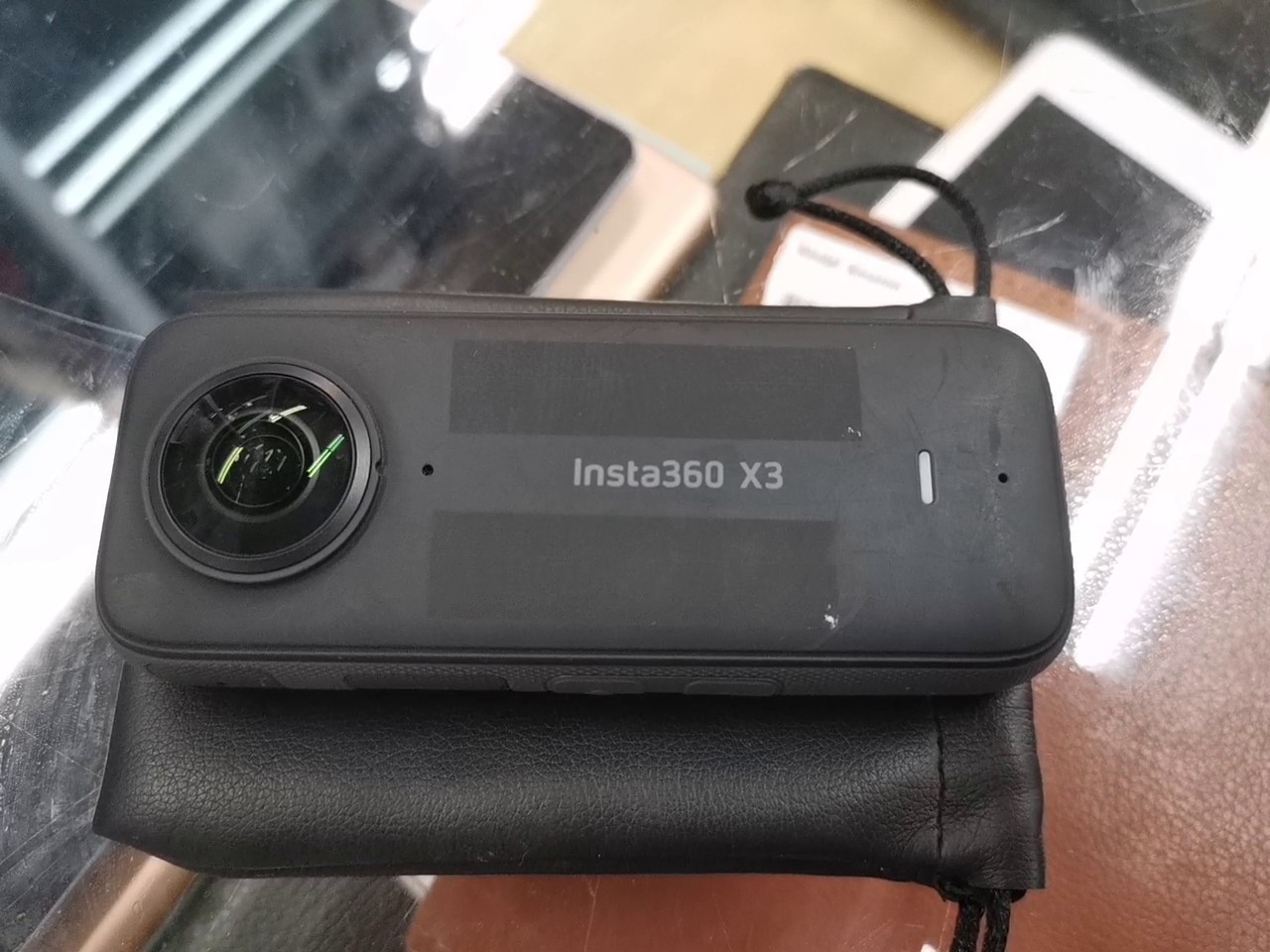 Insta360 X3 2022 Schwarz, 360-Grad-Action-Cam, inkl. Tasche, ohne weiteres Zubehör, Beschädigung | Delle am Glas der Linse | Zustand: Schlecht – Bild 4