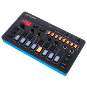 Roland J-6 Aira Compact schwarz/blau, Tragbarer Chord-Synthesizer mit 64-Step-Sequencer, Effekten und Juno-Soundsounds | Zustand: Sehr Gut