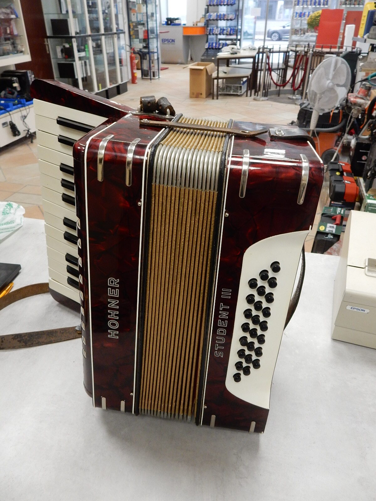 Hohner Student III , Piano Akkordeon, 25 Tasten, 24 Bässe, ideal für Anfänger, oft in Cremefarben erhältlich. | Zustand: Sehr Gut
